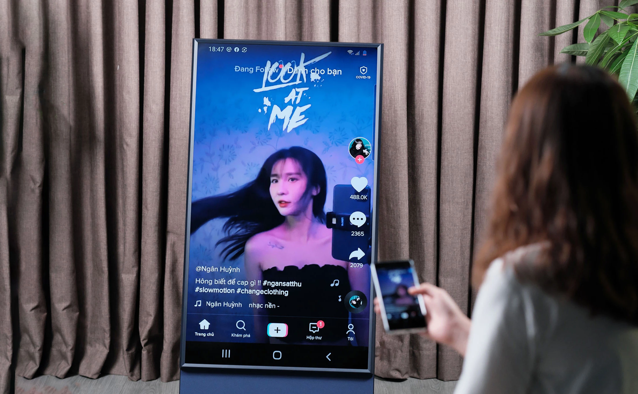 Tivi Samsung xoay dọc hiển thị TikTok Reels Shorts tỷ lệ 9:16