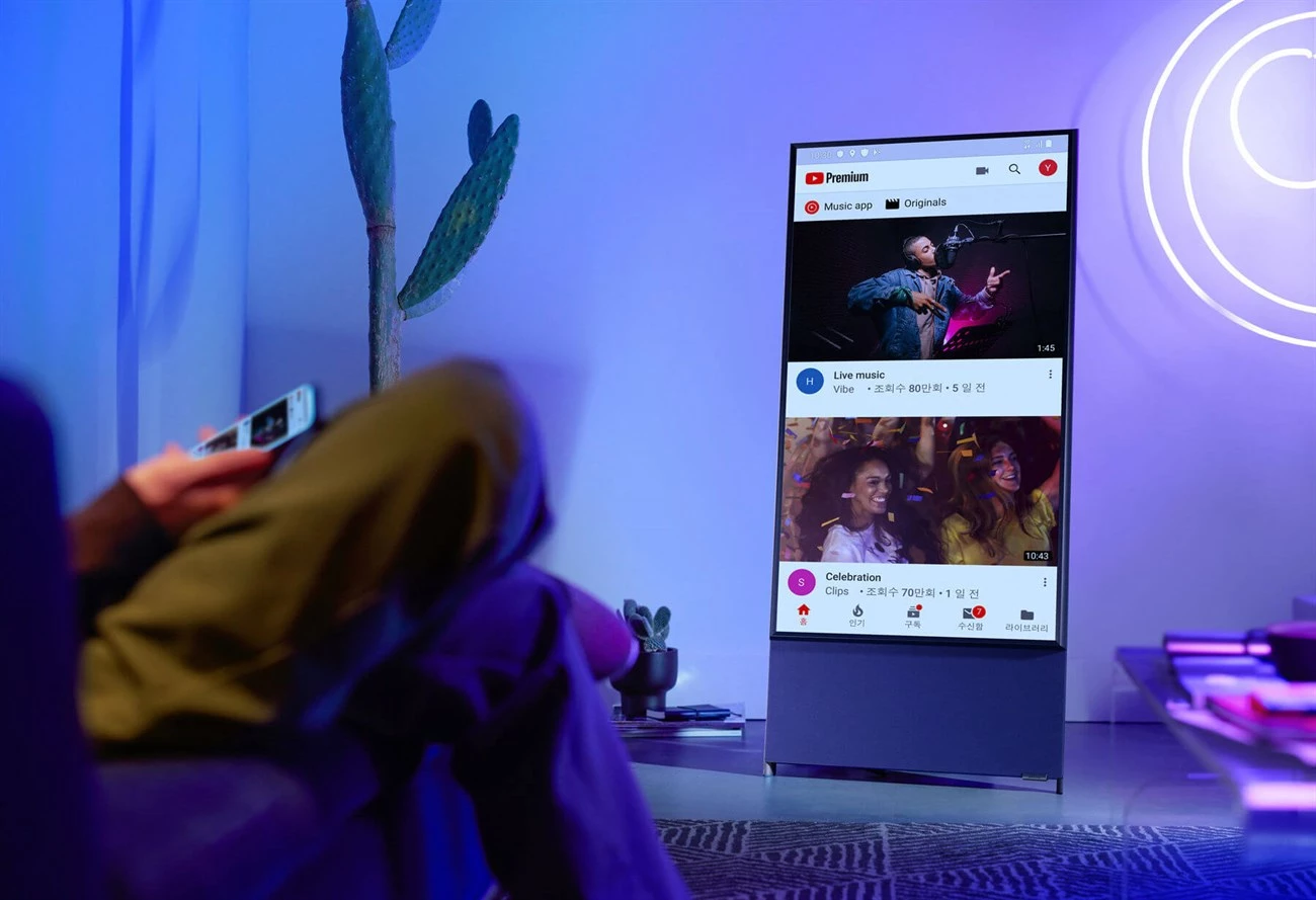 Samsung The Sero ở chế độ màn hình ngang